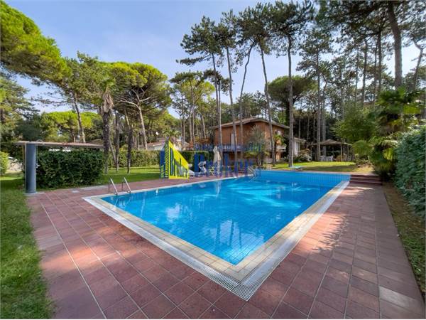 PRESTIGIOSA VILLA con piscina  “IN TRATTATIVA”
