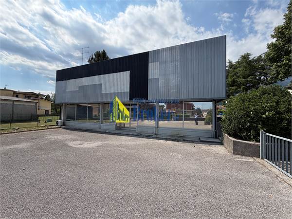 Negozio su lotto di 1070 mq a Aviano (PN)